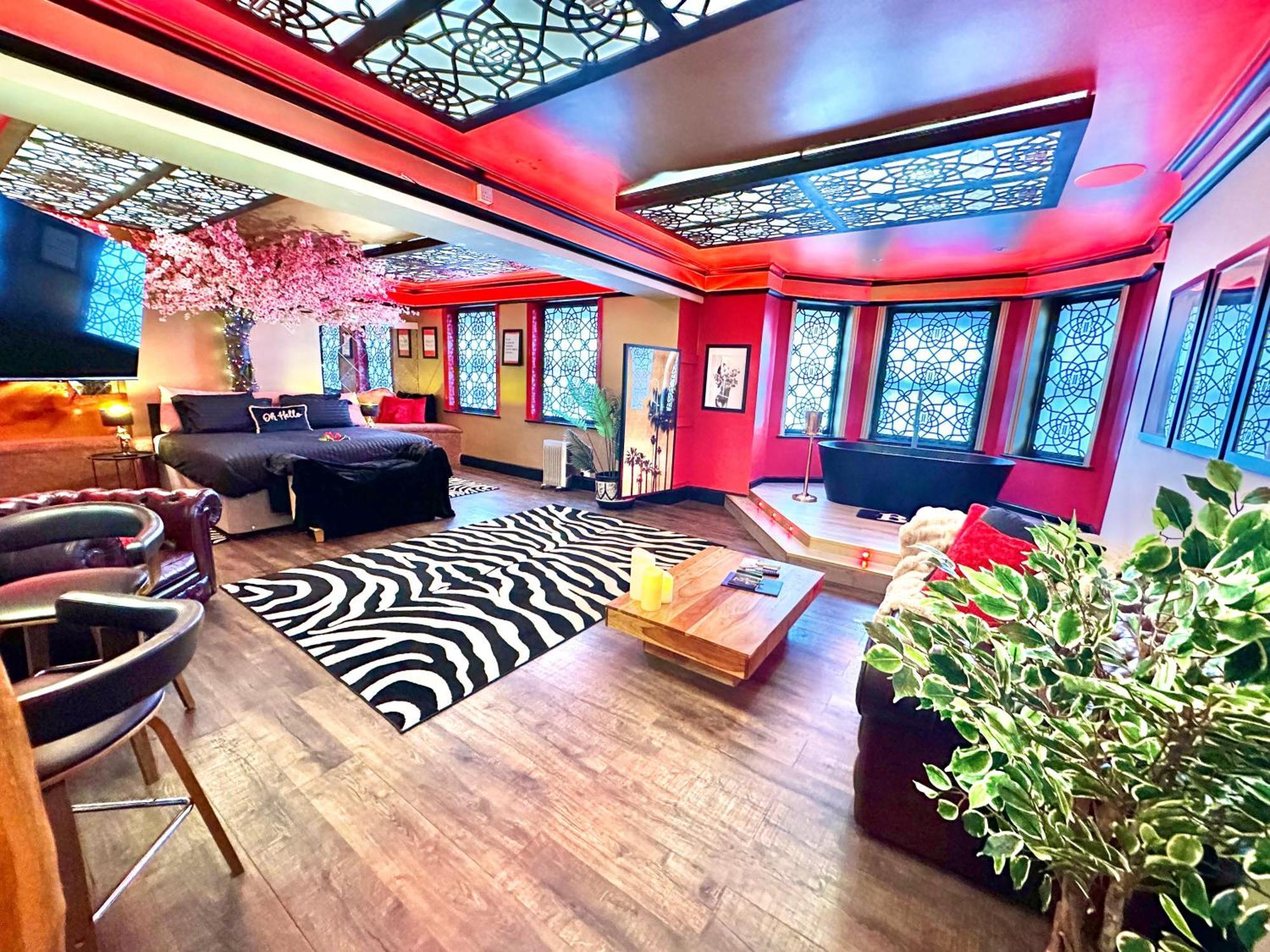Beyond - Romantic Basement Apartment - Close To Beach - With Parking Борнмут Экстерьер фото