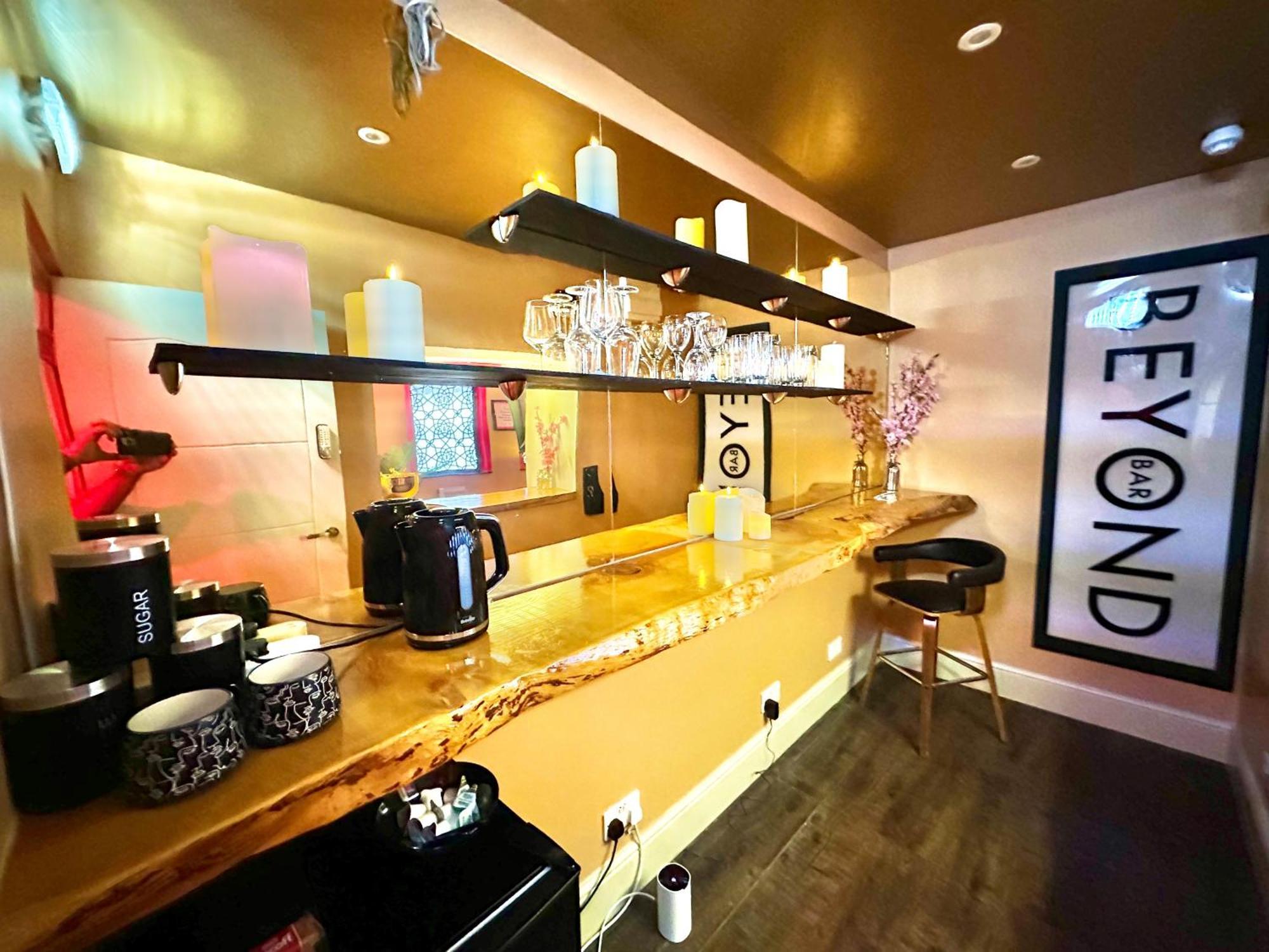 Beyond - Romantic Basement Apartment - Close To Beach - With Parking Борнмут Экстерьер фото